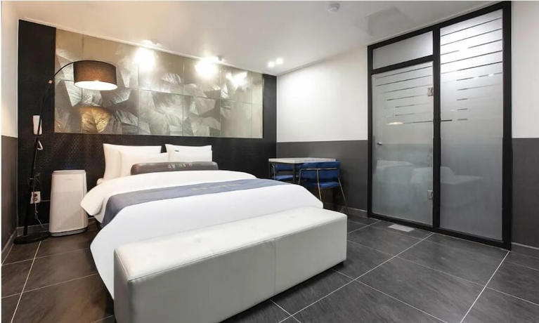 Imagen de la habitación del Hotel ON and OFF HOTEL. Foto 10