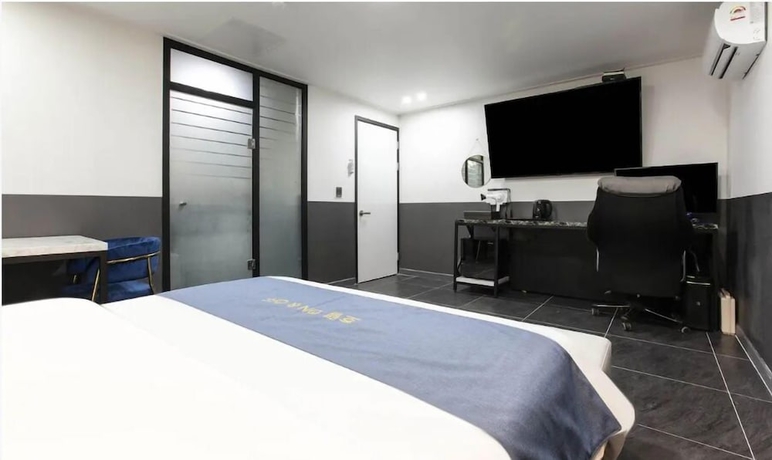 Imagen de la habitación del Hotel ON and OFF HOTEL. Foto 12