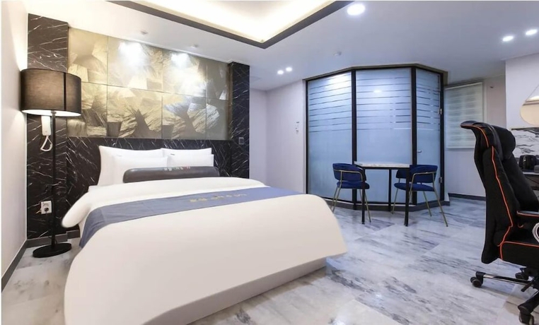 Imagen de la habitación del Hotel ON and OFF HOTEL. Foto 14