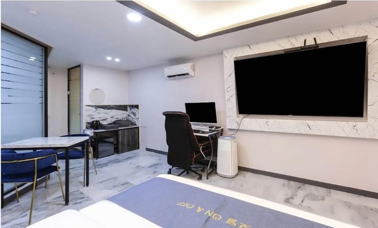 Imagen de la habitación del Hotel ON and OFF HOTEL. Foto 16