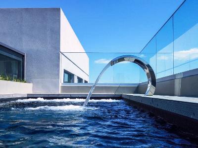 Imagen de la piscina del Hotel ONOMA. Foto 10