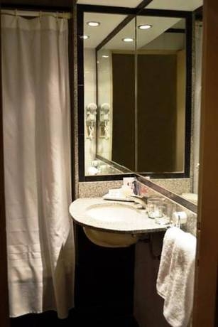 Imagen de la habitación del Hotel OPERA HOTEL. Foto 11