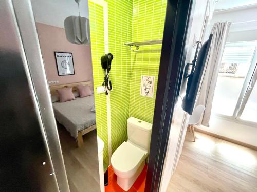 Imagen de la habitación del Hotel OPERA ROOMS. Foto 16