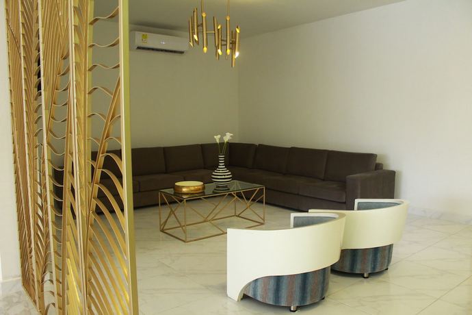 Imagen del bar/restaurante del Hotel OR Suites. Foto 2