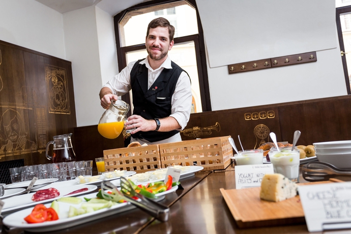 Imagen del bar/restaurante del Hotel OREA Place Charles Bridge. Foto 7