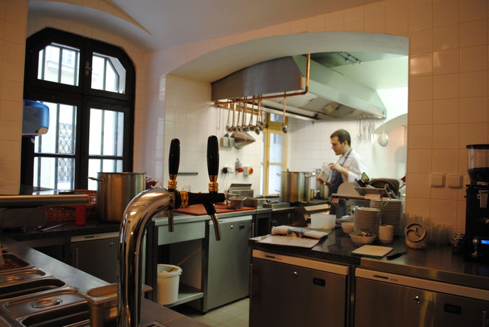 Imagen del bar/restaurante del Hotel OREA Place Charles Bridge. Foto 11