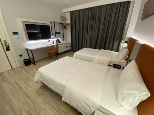 Imagen de la habitación del Hotel OTEL Suite. Foto 17