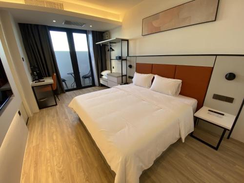 Imagen de la habitación del Hotel OTEL Suite. Foto 18