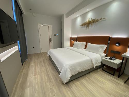 Imagen de la habitación del Hotel OTEL Suite. Foto 19