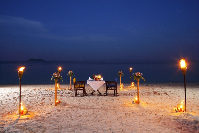 Imagen del bar/restaurante del Hotel OUTRIGGER Phi Phi Island Resort. Foto 2