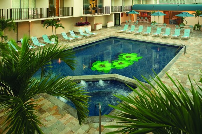 Imagen de la piscina del Hotel OUTRIGGER Waikiki Paradise. Foto 16