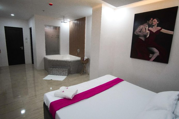 Imagen de la habitación del Hotel OYO 1030 AI. Foto 4