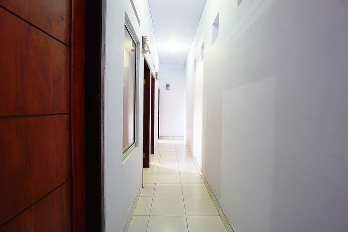 Imagen de los interiores del Hotel OYO 1064 Manado Airport Homestay. Foto 16