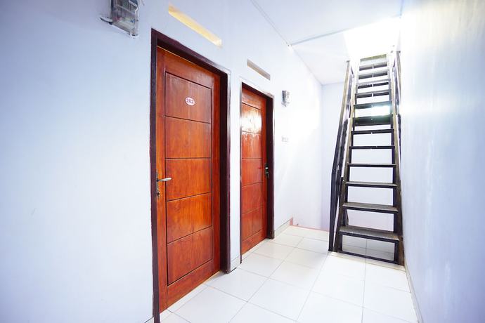Imagen de los interiores del Hotel OYO 1064 Manado Airport Homestay. Foto 19
