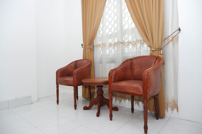 Imagen de la habitación del Hotel OYO 1136 Surya Solo. Foto 11