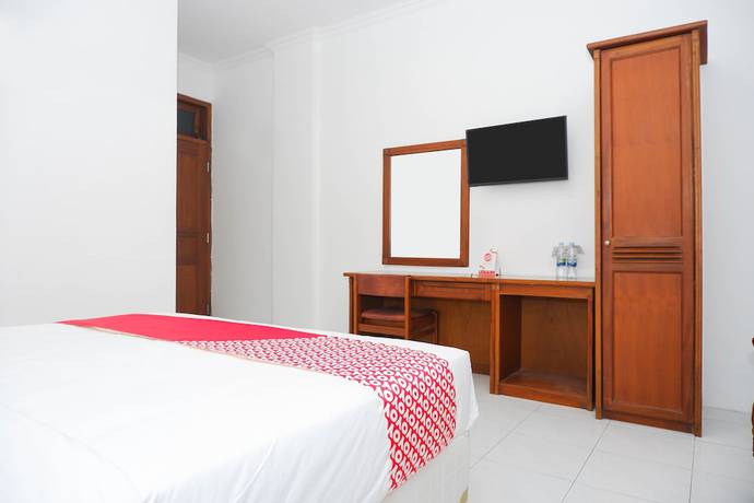 Imagen de la habitación del Hotel OYO 1136 Surya Solo. Foto 17