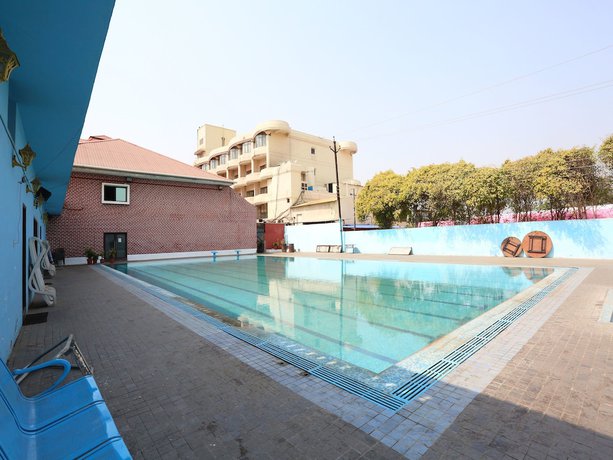 Imagen de la piscina del Hotel OYO 11939 Queens Club of India. Foto 19