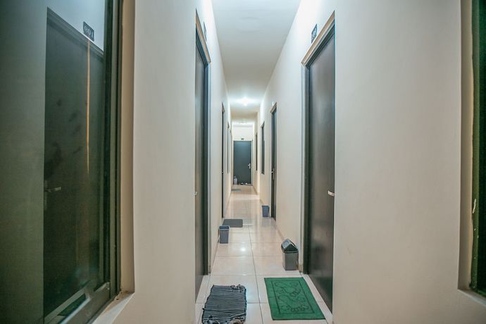 Imagen de los interiores del Hotel OYO 122 Oekude Kost. Foto 15