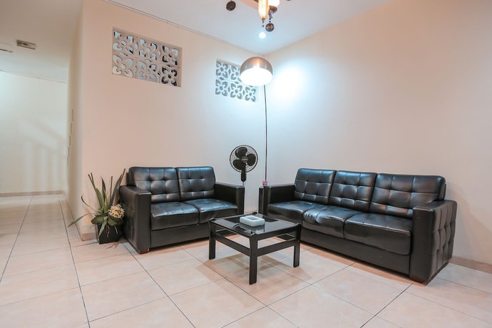 Imagen de los interiores del Hotel OYO 122 Oekude Kost. Foto 19