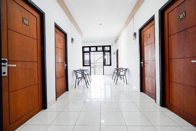 Imagen de los interiores del Hotel OYO 1251 Residence 8, Semarang. Foto 16