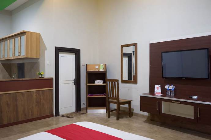 Imagen de la habitación del Hotel OYO 1283 Guest House Loemajan. Foto 2