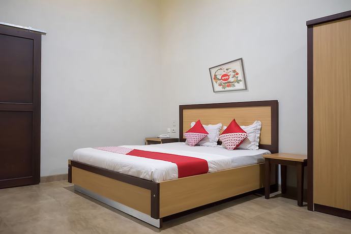 Imagen de la habitación del Hotel OYO 1283 Guest House Loemajan. Foto 3