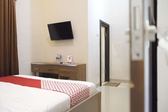 Imagen de la habitación del Hotel OYO 1283 Guest House Loemajan. Foto 8