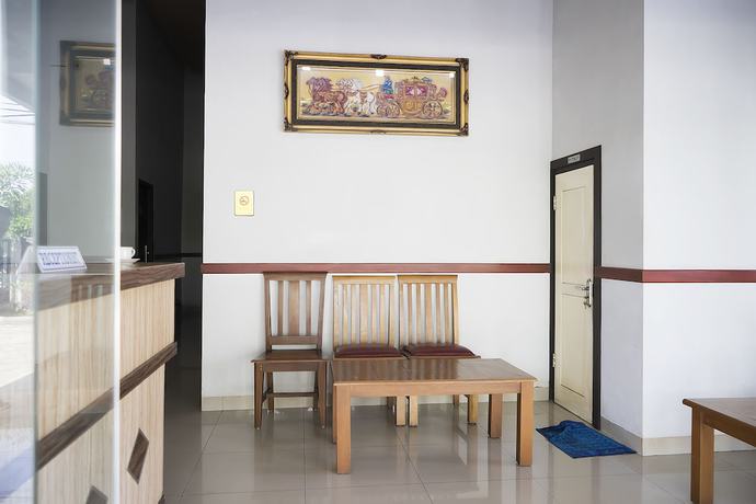 Imagen de los interiores del Hotel OYO 1283 Guest House Loemajan. Foto 17