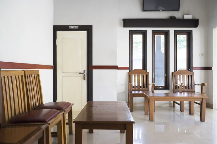 Imagen de los interiores del Hotel OYO 1283 Guest House Loemajan. Foto 18