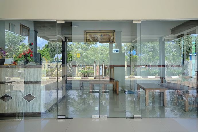 Imagen de los interiores del Hotel OYO 1283 Guest House Loemajan. Foto 19