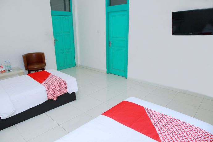 Imagen de la habitación del Hotel OYO 1325 Grand Wisata. Foto 3