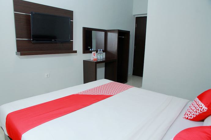 Imagen de la habitación del Hotel OYO 1325 Grand Wisata. Foto 13