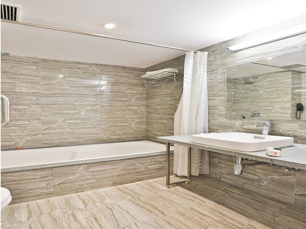 Imagen de la habitación del Hotel OYO 13479 Grand Nakshatra. Foto 11