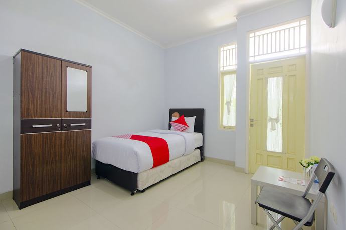 Imagen de la habitación del Hotel OYO 1355 Griya Wismono Homestay. Foto 4
