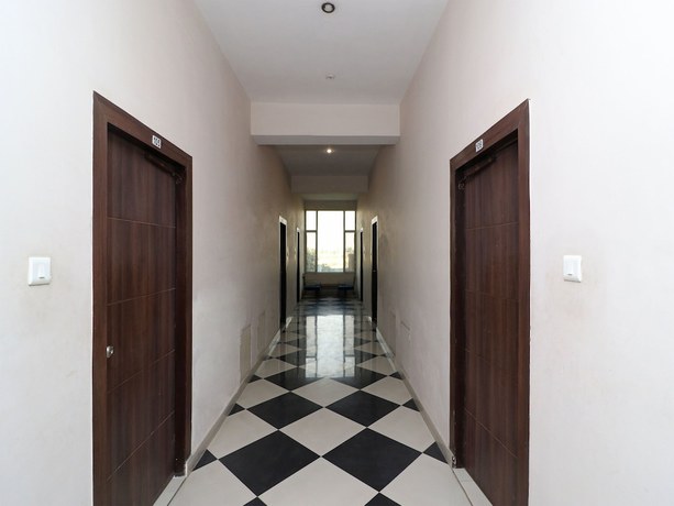 Imagen de los interiores del Hotel OYO 14703 Gen X Aravali. Foto 17