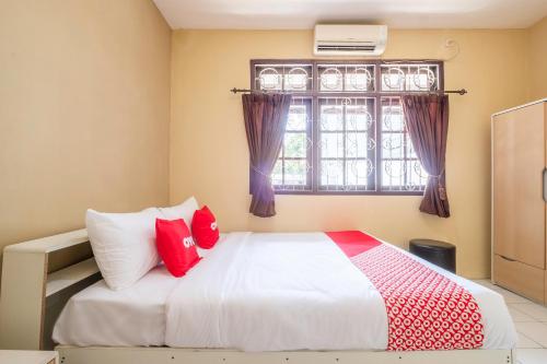 Imagen de la habitación del Hotel OYO 1568 Stasiun Ka Cirebon Guest House. Foto 18