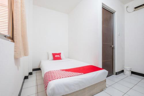 Imagen de la habitación del Hotel OYO 1568 Stasiun Ka Cirebon Guest House. Foto 19