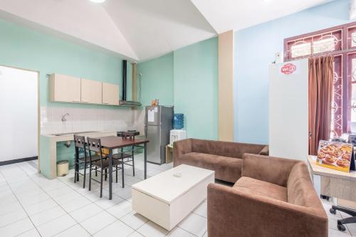 Imagen general del Hotel OYO 1568 Stasiun Ka Cirebon Guest House. Foto 6
