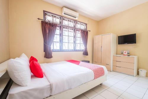 Imagen de la habitación del Hotel OYO 1568 Stasiun Ka Cirebon Guest House. Foto 20
