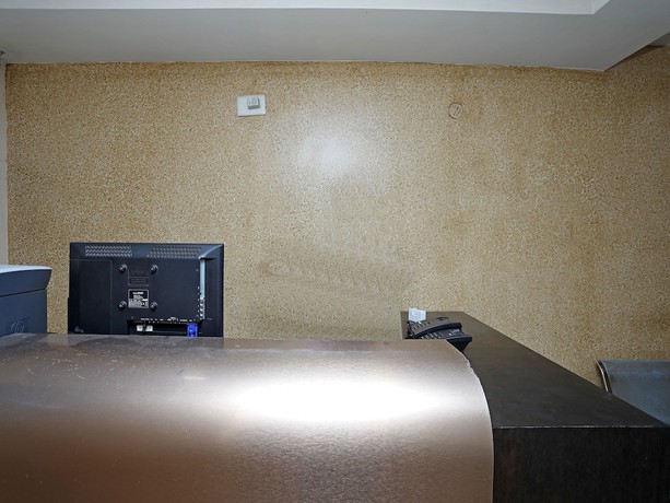 Imagen de los interiores del Hotel OYO 16821 Senapati Palace. Foto 20
