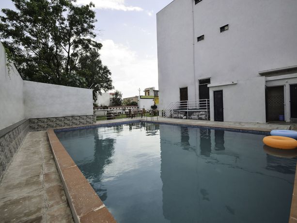 Imagen de la piscina del Hotel OYO 18262 White Tulip. Foto 20