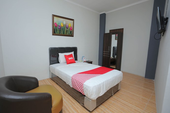 Imagen de la habitación del Hotel OYO 1864 Tiara Guest House. Foto 15
