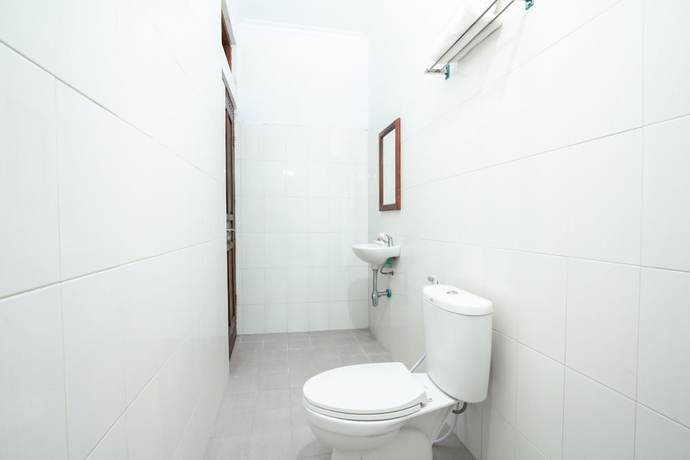Imagen de la habitación del Hotel OYO 2068 Abhaya Mudra Homestay. Foto 2