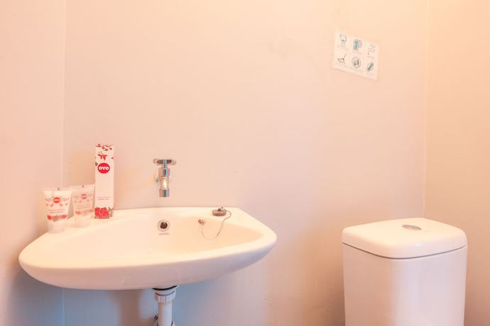 Imagen de la habitación del Hotel OYO 208 G house. Foto 4