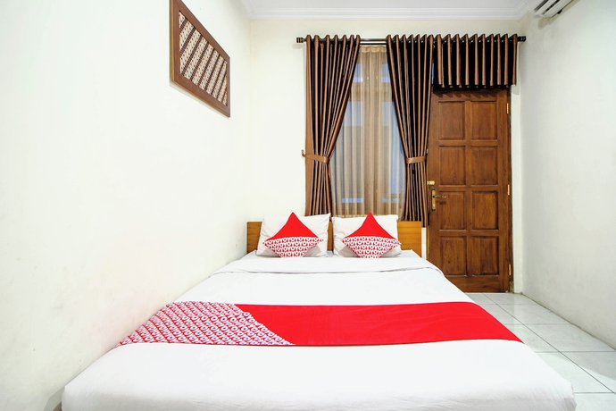 Imagen de la habitación del Hotel OYO 250 De\'gadri Ndalem. Foto 12