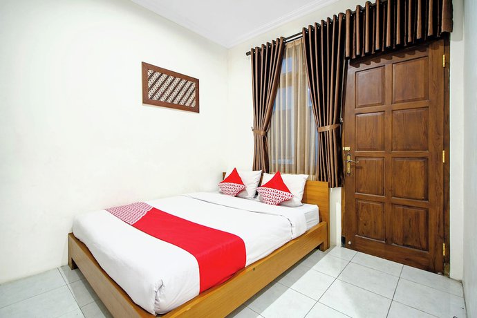 Imagen de la habitación del Hotel OYO 250 De\'gadri Ndalem. Foto 13