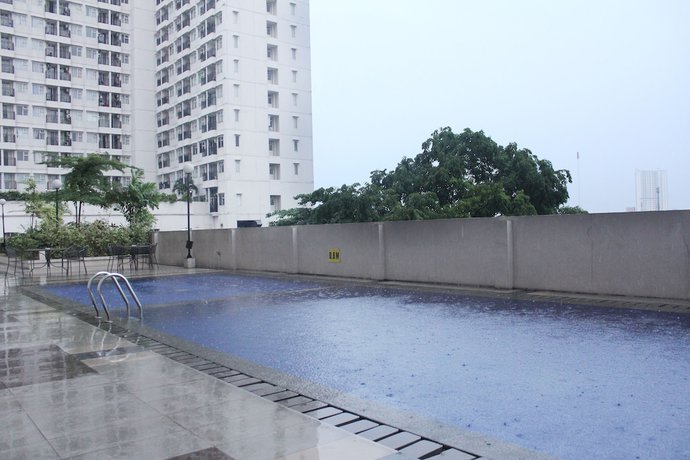 Imagen de la piscina del Hotel OYO 266 Margonda Residence 5. Foto 17