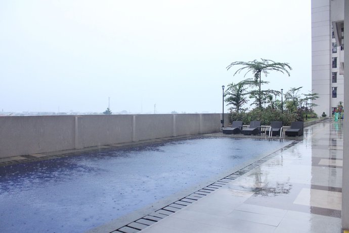 Imagen de la piscina del Hotel OYO 266 Margonda Residence 5. Foto 18