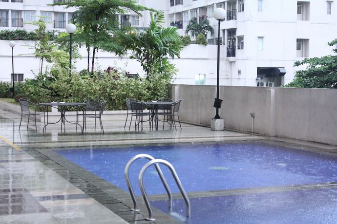 Imagen de la piscina del Hotel OYO 266 Margonda Residence 5. Foto 19