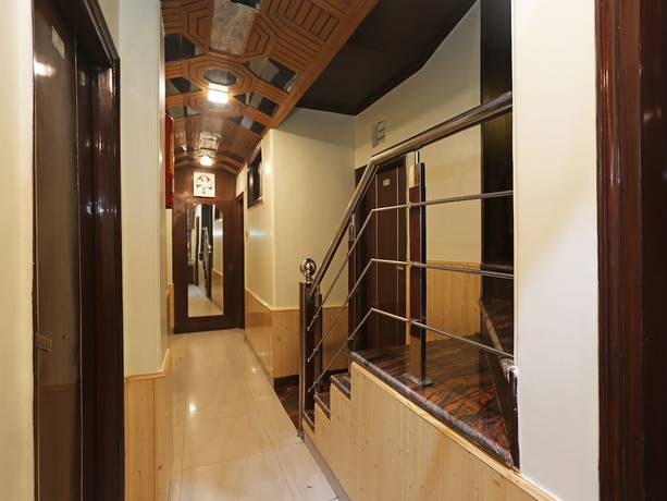 Imagen de los interiores del Hotel OYO 27002 H S R Ram Bazaar. Foto 17